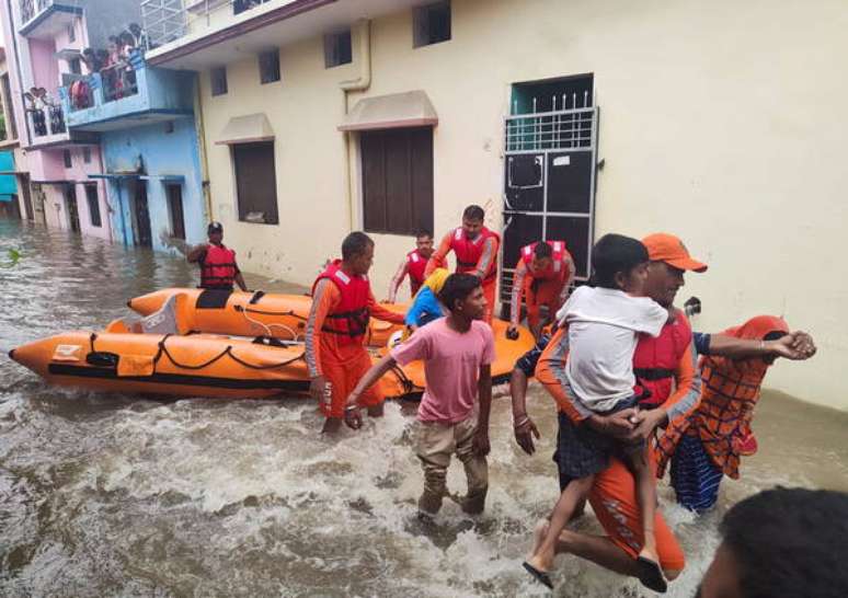 Equipes de resgate da Índia salvando uma família em Uttarakhand