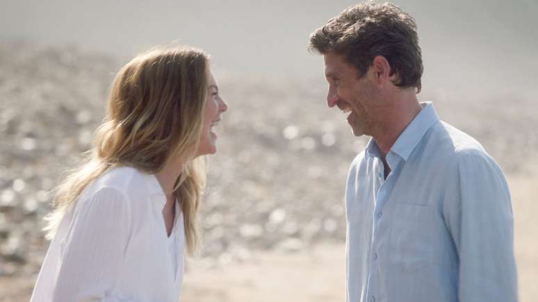 Derek e Meredith em cena da temporada 17 de Grey’s Anatomy