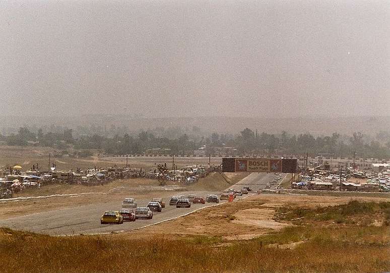 Riverside recebendo a NASCAR no ano de 1988 