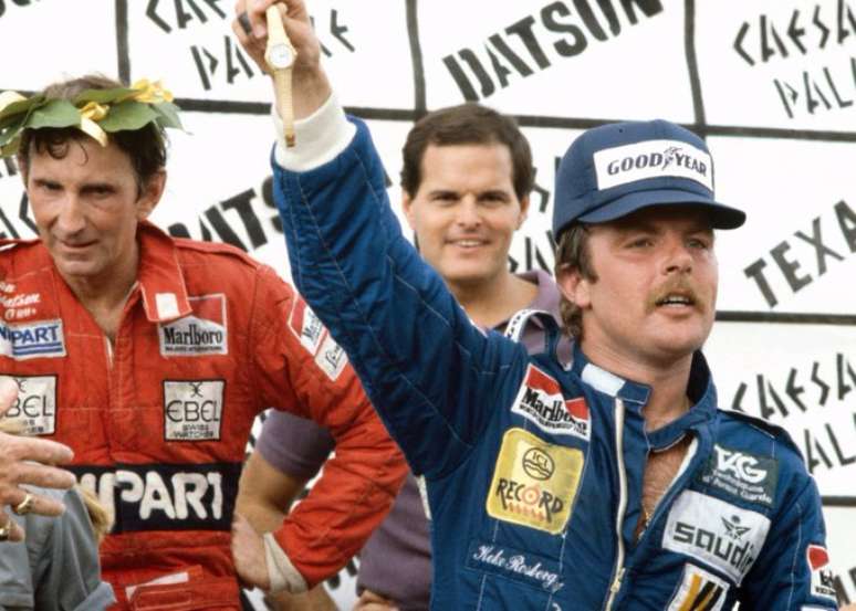 Keke Rosberg recebendo se sagrando campeão em Las Vegas, 1982