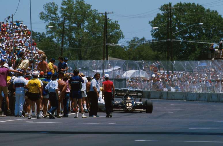 Nigel Mansell desmaiando devido ao calor intenso em Dallas