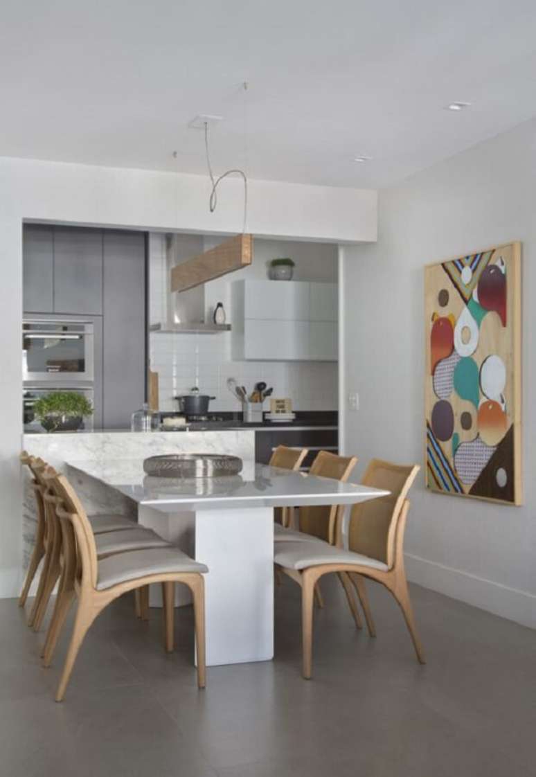 23. Modelos de cadeiras para cozinha americana branca decorada com lumin&aacute;ria pendente de madeira &ndash; Foto: Habitissimo