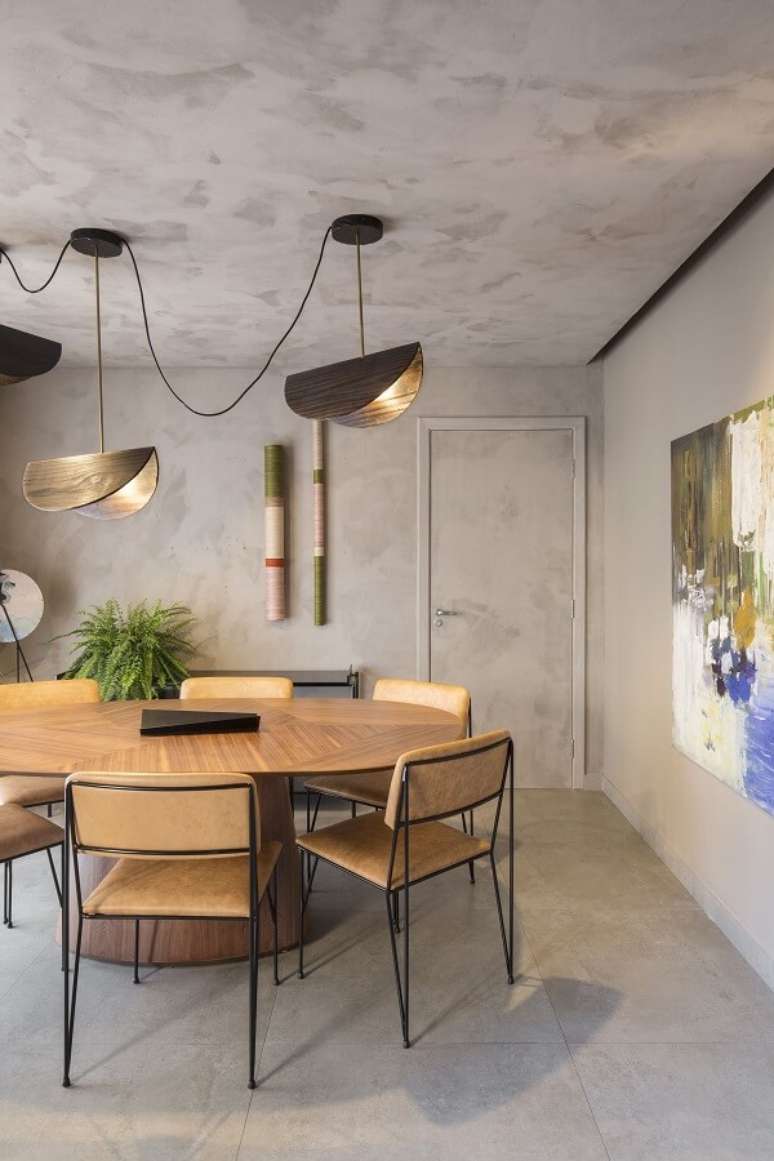 42. Modelos de cadeiras para mesa de jantar redonda de madeira em sala decorada com estilo industrial &ndash; Foto: Archdaily