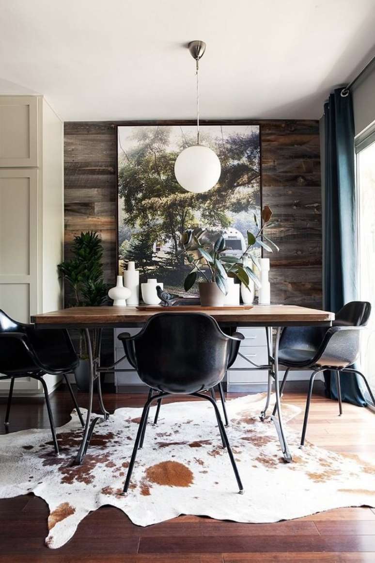 38. Modelos de cadeiras para mesa de jantar em sala decorada com tapete de couro e parede r&uacute;stica &ndash; Foto: Decorist