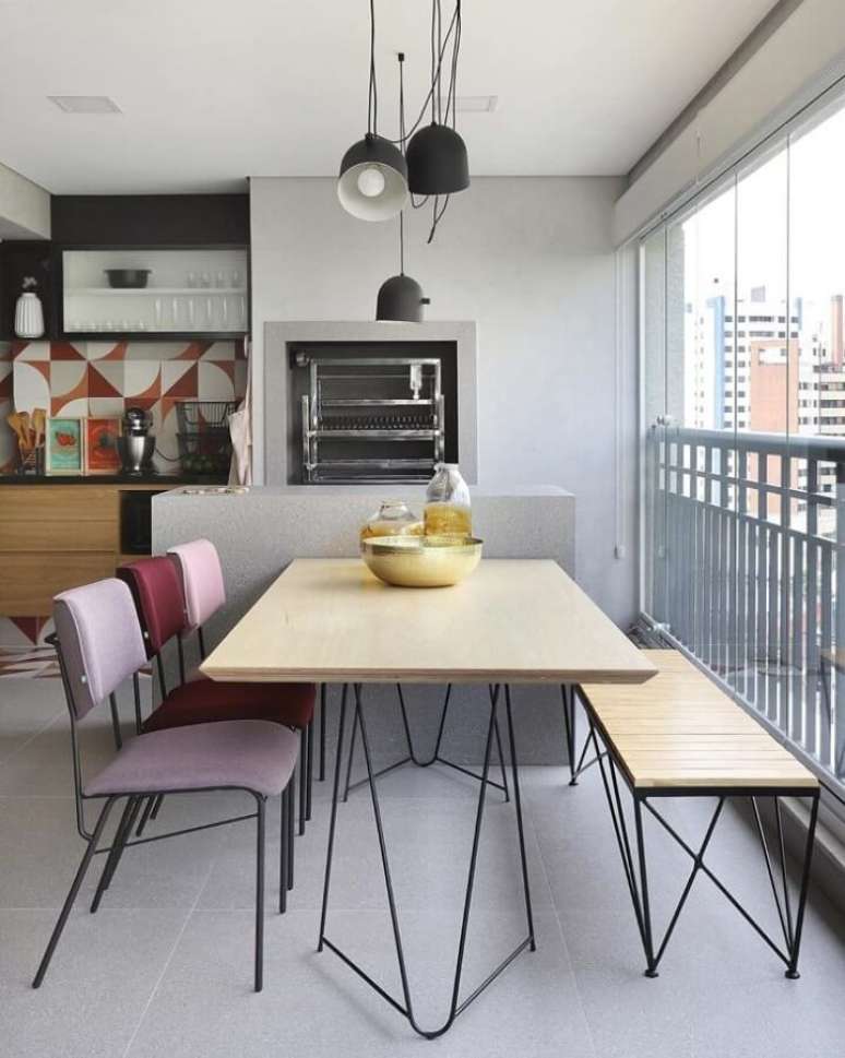 20. Modelos de cadeiras modernas para decora&ccedil;&atilde;o de varanda gourmet de apartamento &ndash; Foto: Mariana Orsi