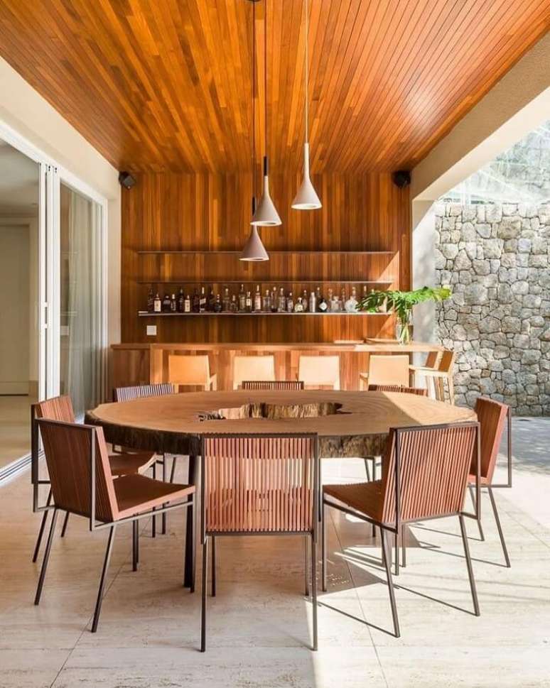 6. Modelos de cadeiras de madeira para decora&ccedil;&atilde;o de varanda moderna &ndash; Foto: Suite Arquitetos