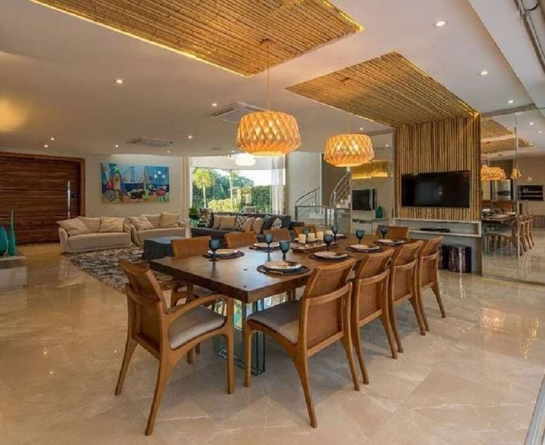 5. Modelos de cadeiras de madeira para sala de jantar grande decorada com lustre redondo &ndash; Foto: Stockler + Posanske Arquitetura