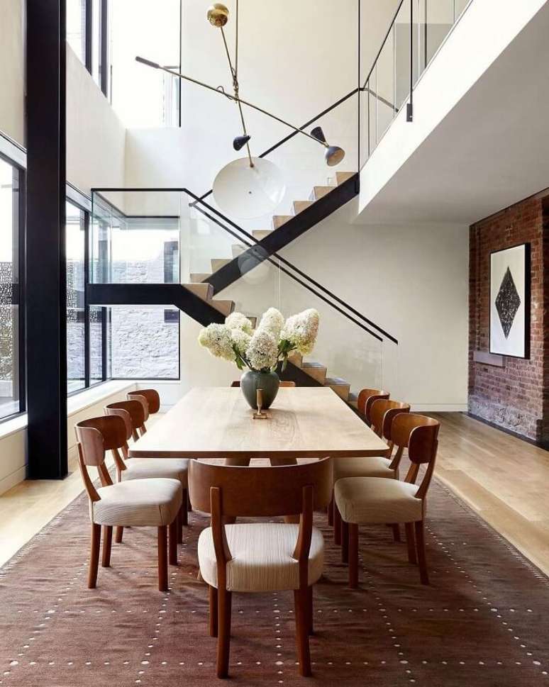 51. Modelos de cadeiras para sala de jantar grande decorada com lustre moderno &ndash; Foto: Elle Decor