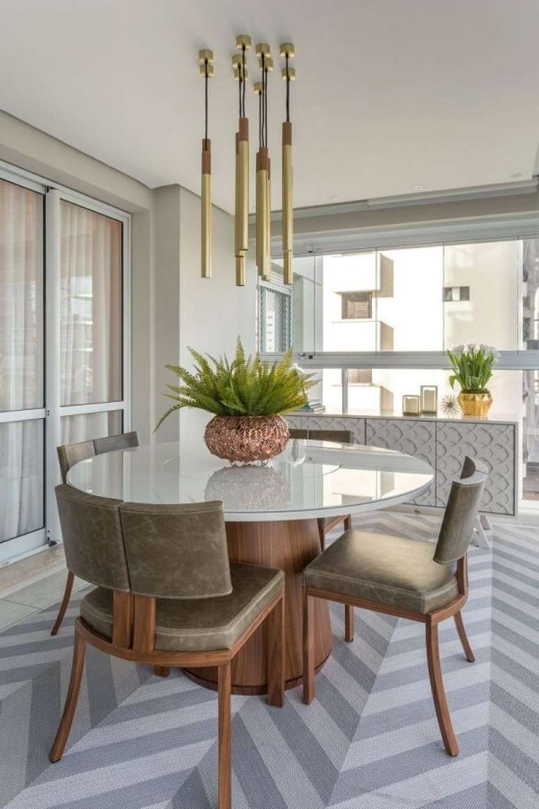 61. Modelos de cadeiras para varanda de apartamento decorada com lumin&aacute;ria moderna e tapete chevron &ndash; Foto: Kadu Lopes Fotografo