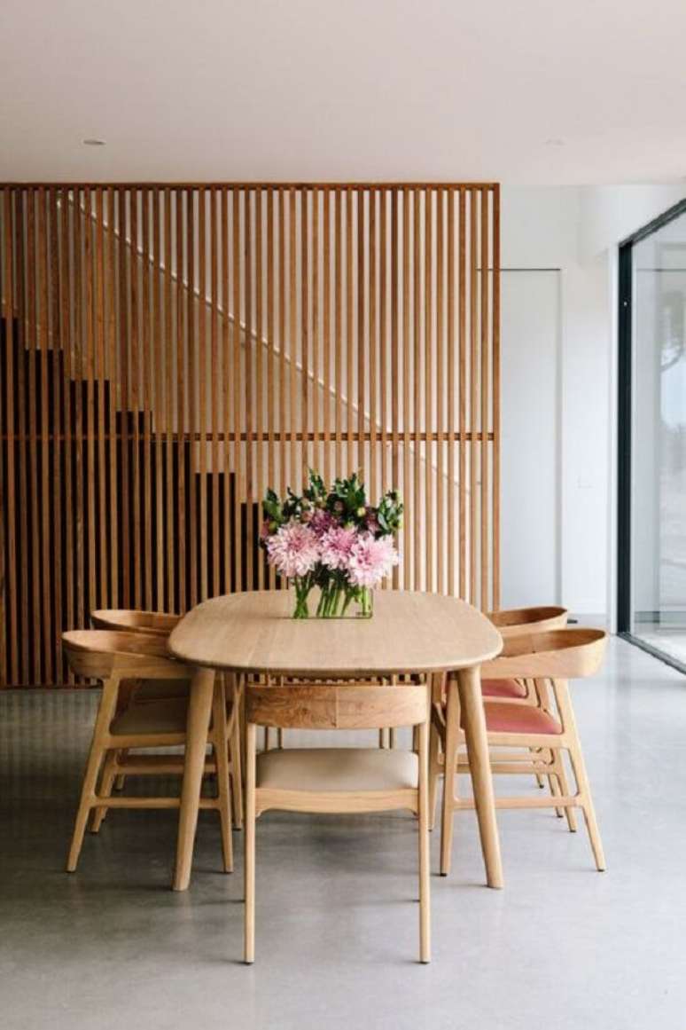 17. Modelos de cadeiras de madeira para sala de jantar decorada com painel ripado &ndash; Foto: Lifespaces Group