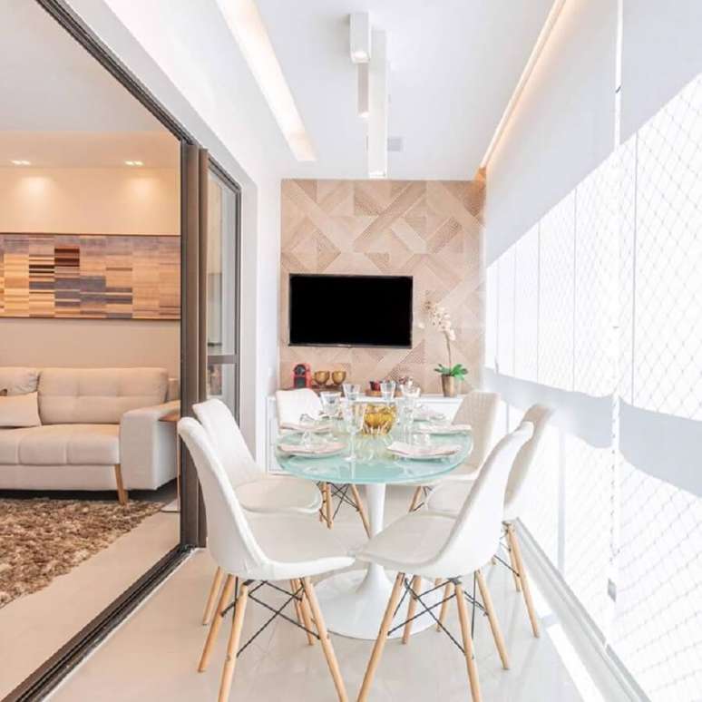 63. Modelos de cadeiras para varanda de apartamento decorada em cores claras &ndash; Foto: Arquimetria
