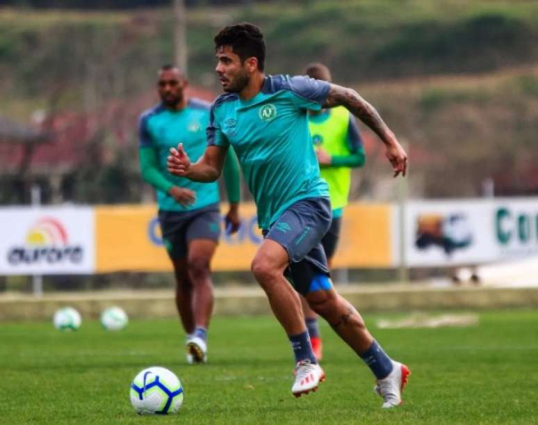 Henrique Almeida durante treino no CT Água Amarela (Márcio Cunha/Chapecoense)