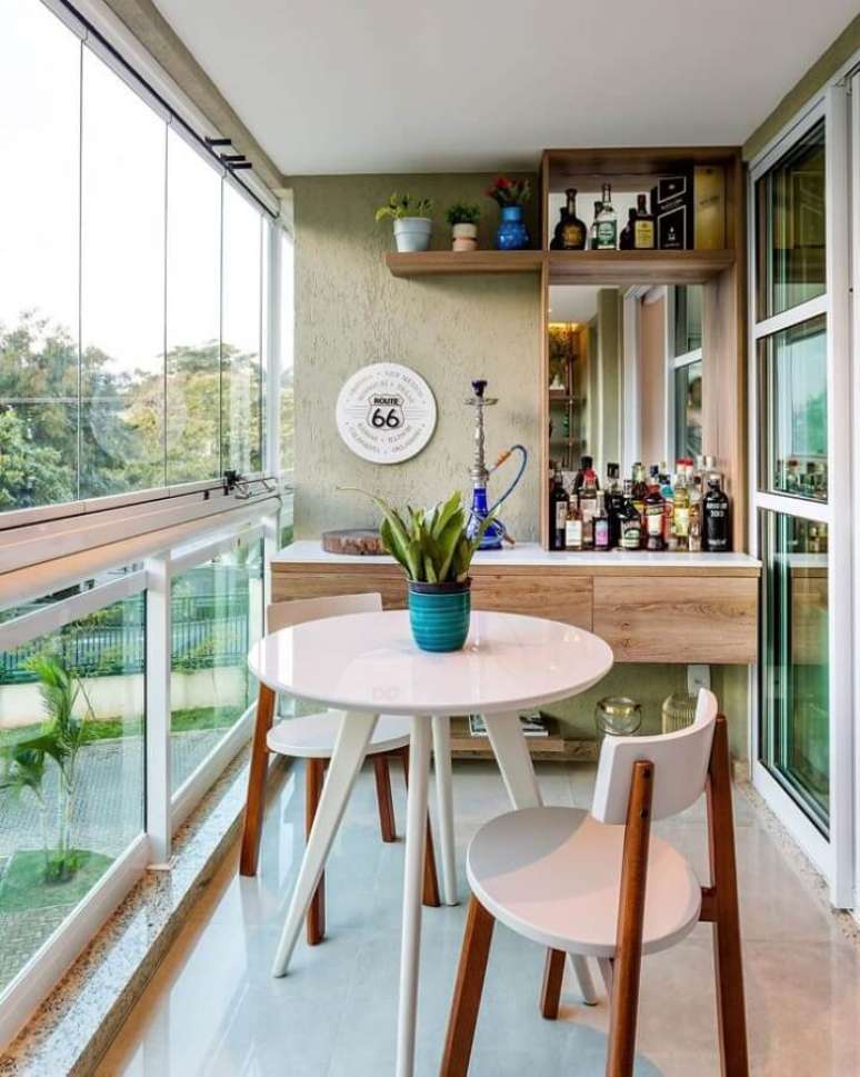 71. Modelos de cadeiras para varanda pequena decorada com barzinho planejado &ndash; Foto: Beatriz Baiao