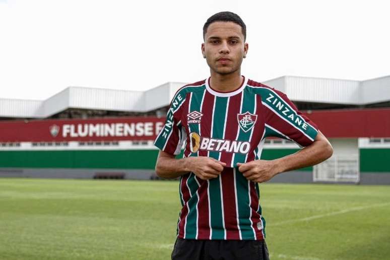 Alexsander renovou contrato de formação com o Fluminense até 2026 (Foto: Lucas Merçon/Fluminense FC)