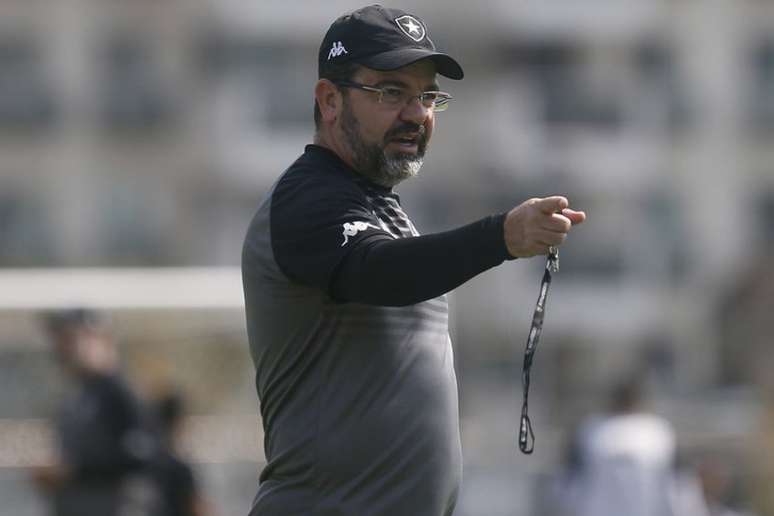 Enderson Moreira comandando treino do Botafogo (Foto: Vítor Silva/Botafogo)