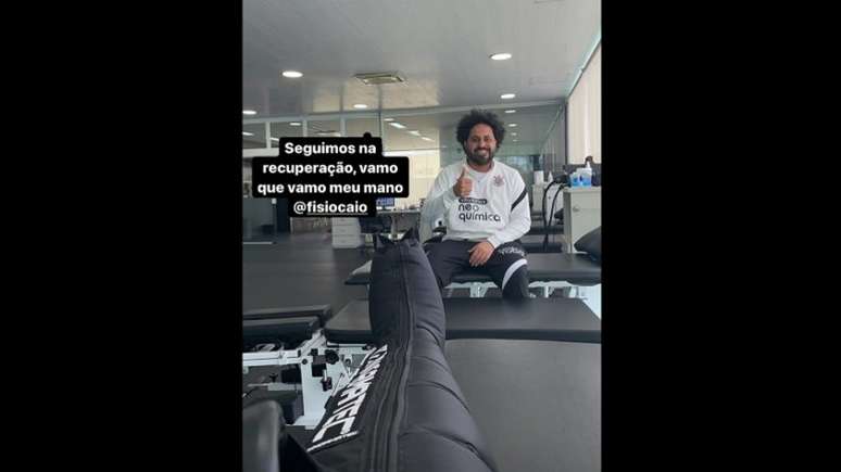 Willian tira foto do fisioterapeuta Caio Mello durante sua recuperação (Foto: Reprodução/Instagram Willian)