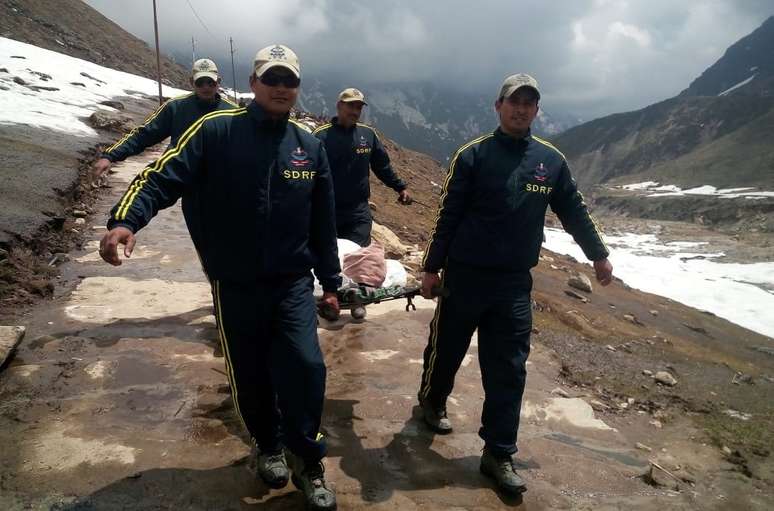 Equipes resgatam vítimas das enchentes em cidade da Índia
