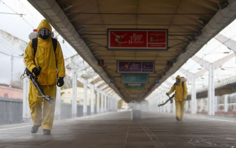 Especialistas em trajes de proteção desinfetam estação ferroviária em Moscou
19/10/2021 REUTERS/Maxim Shemetov