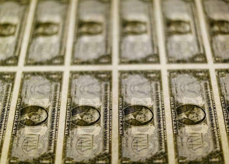 Cédulas de dólar em centro de impressão em Washington
 14/11/2014 REUTERS/Gary Cameron