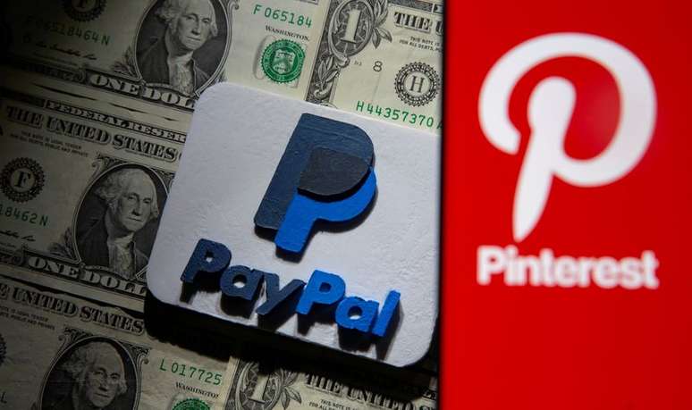 Um logotipo do Pinterest é visto em um smartphone colocado sobre notas de dólares americanos e um logotipo do PayPal impresso em 3D nesta ilustração tirada em 20 de outubro de 2021.
20/10/2021
REUTERS/Dado Ruvic/Ilustração