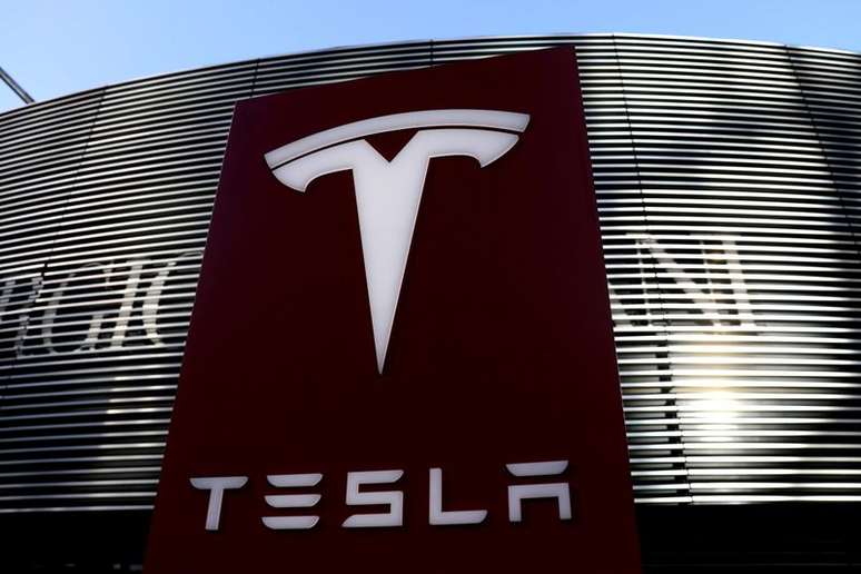 Logotipo da fabricante de veículos elétricos Tesla é visto perto de um complexo comercial em Pequim, China.
05/01/2021
REUTERS/Tingshu Wang/File Photo