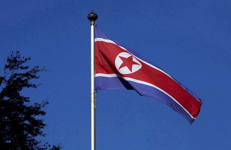 Bandeira da Coreia do Norte na missão permanente do páis em Genebra
02/10/2014 REUTERS/Denis Balibouse
