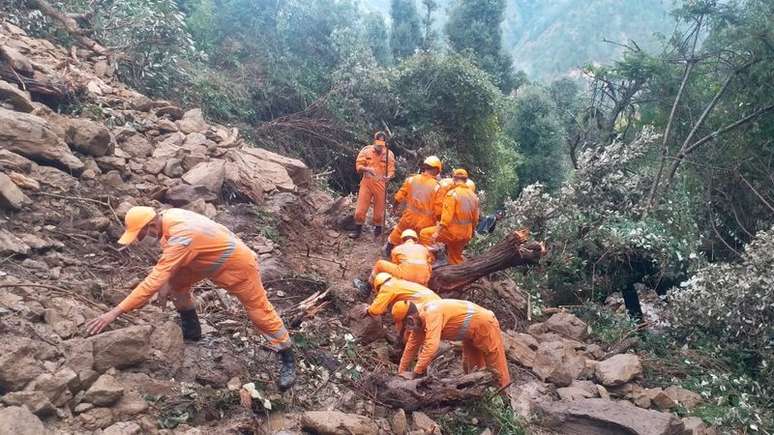 Equipes de resgate fazem buscas nos destroços deixados por um deslizamento de terra na vila de Dungri, no Estado indiano de Uttakakhand
21/10/2021 Força Nacional de Resposta a Desastres Naturais da Índia/Divulgação via REUTERS