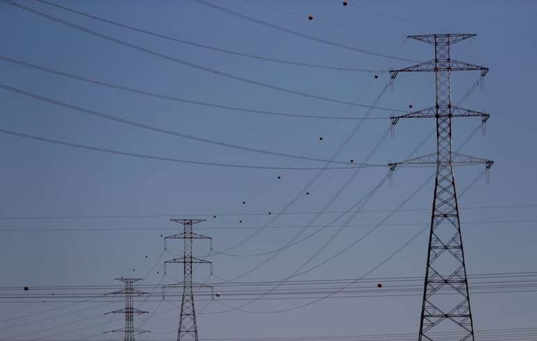 Cabos de energia elétrica são vistos perto de uma usina Energias de Portugal (EDP) nos arredores do Carregado, Portugal.
16/05/2018
REUTERS/Rafael Marchante/File Photo