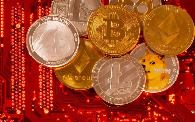 Representações de criptomoedas Bitcoin, Ethereum, DogeCoin, Ripple, Litecoin sobre placa-mãe.
29/06/2021
REUTERS/Dado Ruvic