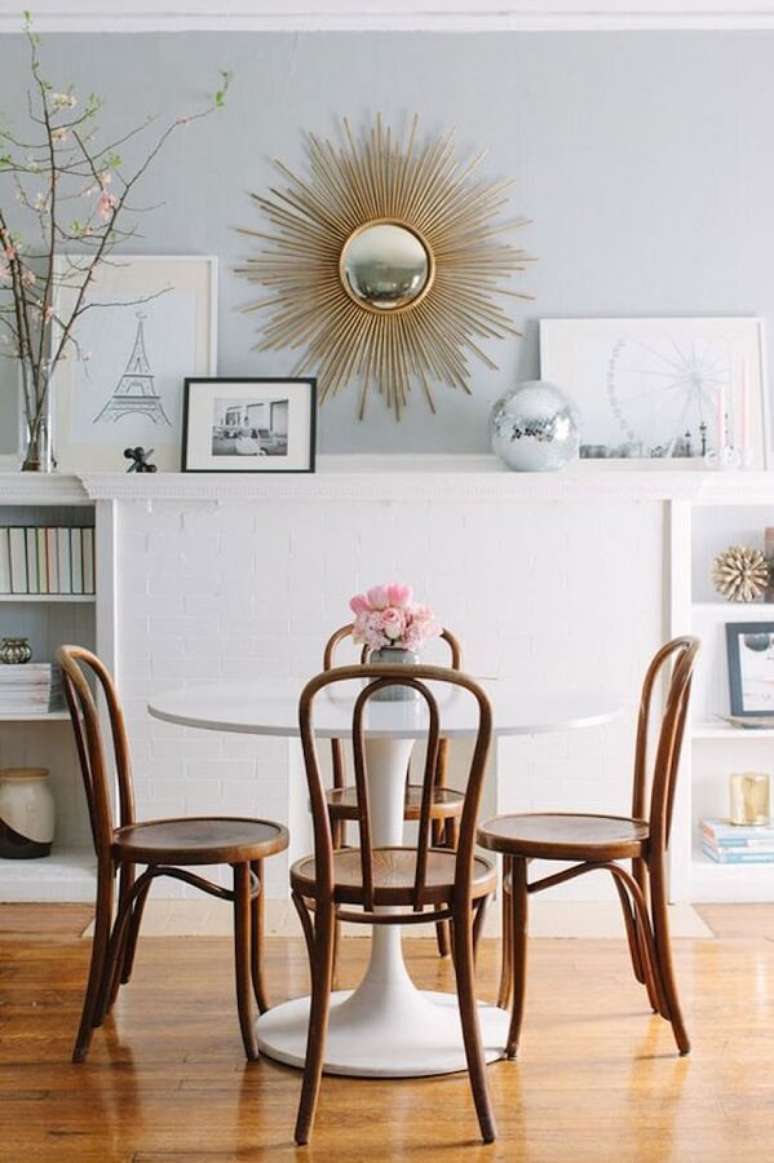 59. Modelos de cadeiras para sala de jantar simples decorada com mesa redonda pequena &ndash; Foto: Decorist
