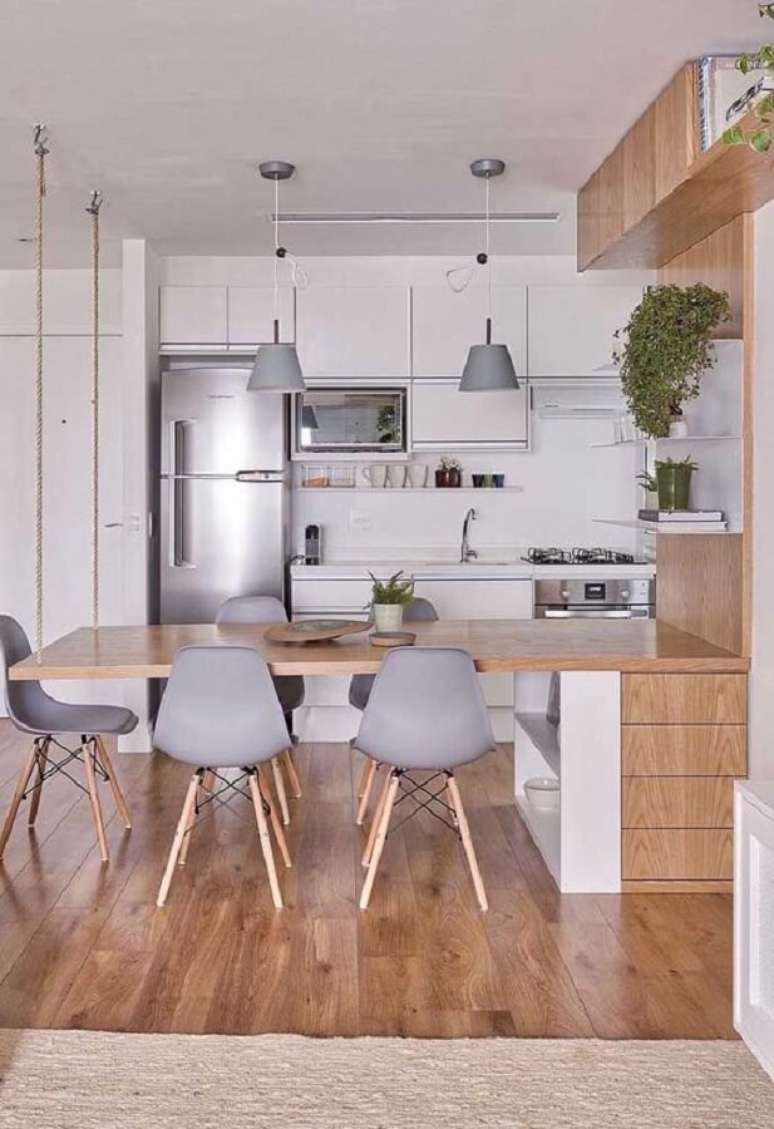 28. Modelos de cadeiras para cozinha planejada com mesa de madeira &ndash; Foto: Decor F&aacute;cil