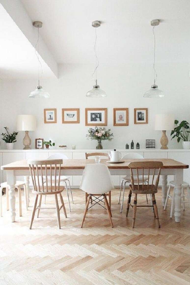 18. Modelos de cadeiras diferentes para decora&ccedil;&atilde;o de sala de jantar branca grande &ndash; Foto: Apartment Therapy