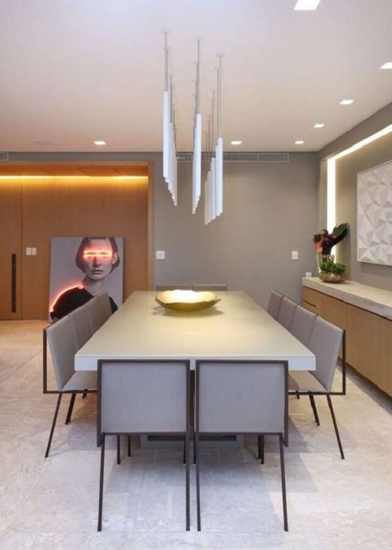 52. Modelos de cadeiras para sala de jantar grande moderna decorada com lumin&aacute;rias pendentes &ndash; Foto: Behance