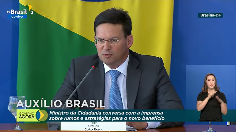 O ministro da Cidadania, João Roma, durante declaração à imprensa sobre o novo Auxílio Brasil