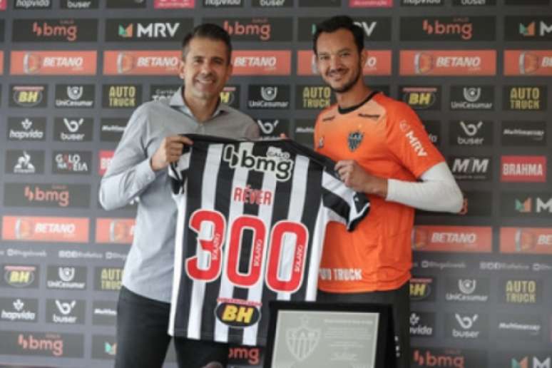 Rever recebeu do ex-colega de campo Victor a homenagem do Galo pelos 300 jogos-(Pedro Souza/Atlético-MG)