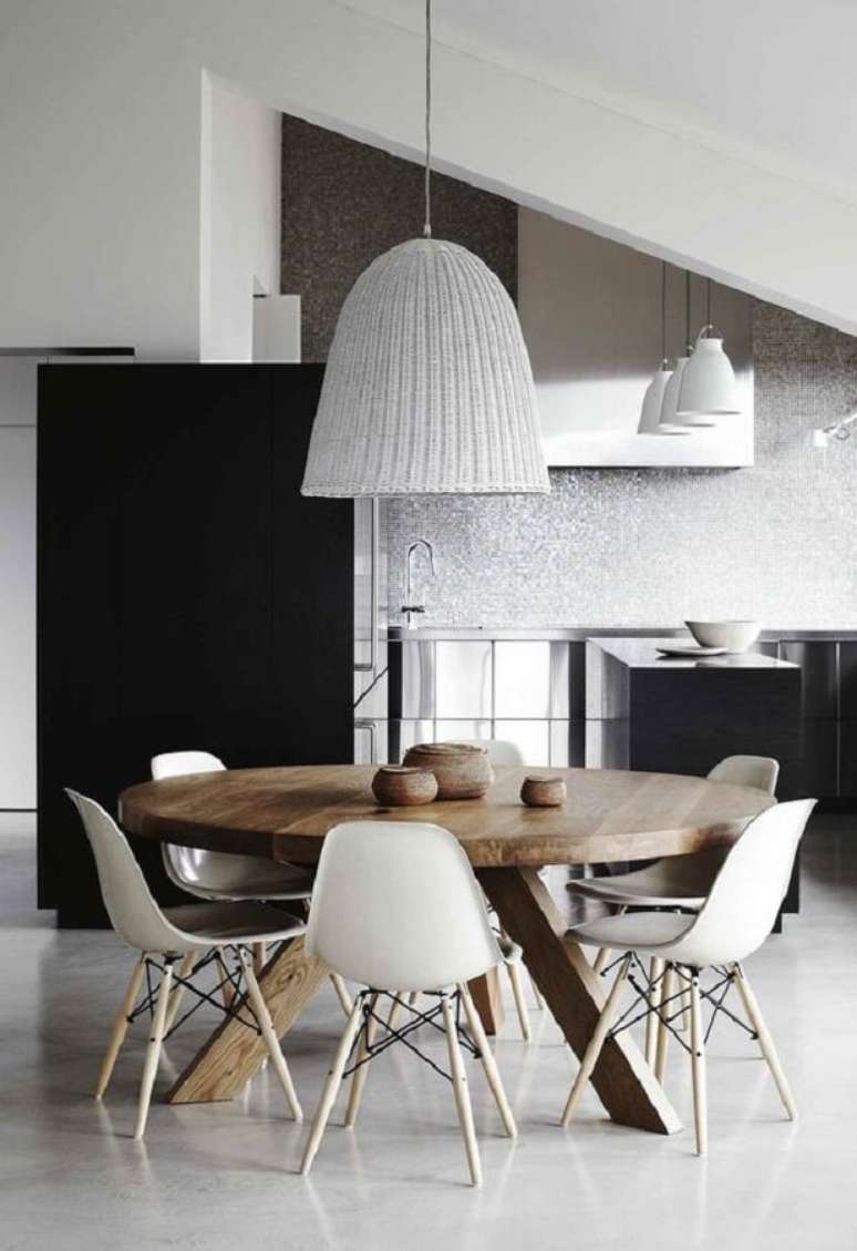 49. Modelos de cadeiras para sala de jantar decorada com lumin&aacute;ria rustica e mesa redonda de madeira &ndash; Foto: Homes To Love