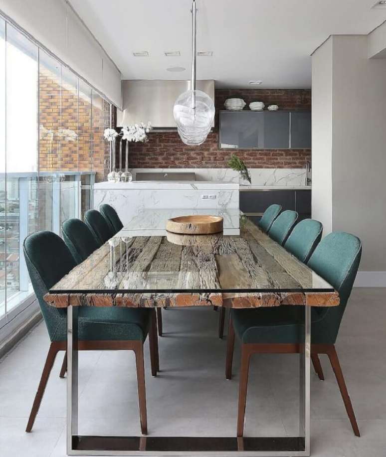 68. Modelos de cadeiras para varanda gourmet de apartamento decorada com mesa r&uacute;stica de madeira &ndash; Foto: Mariana Orsi