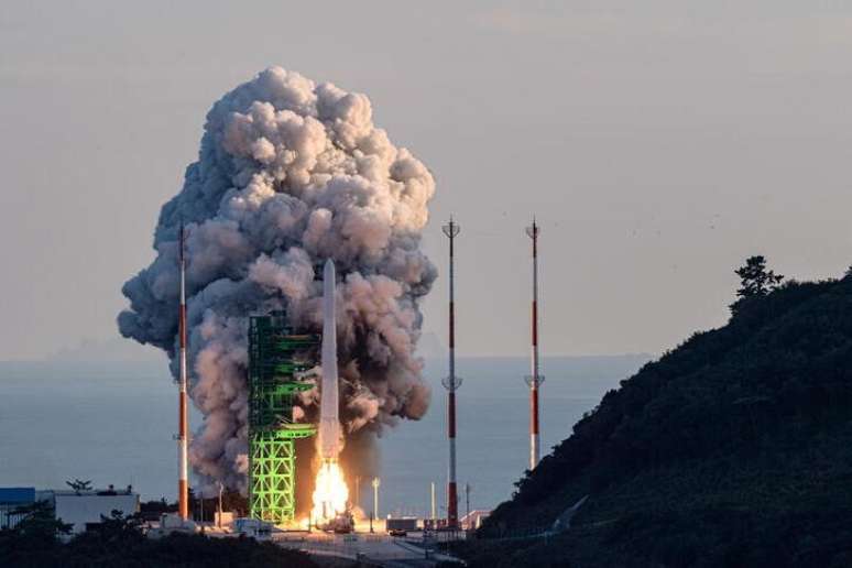 Foguete KSLV-II NURI é lançado de sua plataforma de lançamento do Centro Espacial Naro em Goheung, Coreia do Sul 21/10/2021 Yonhap via REUTERS