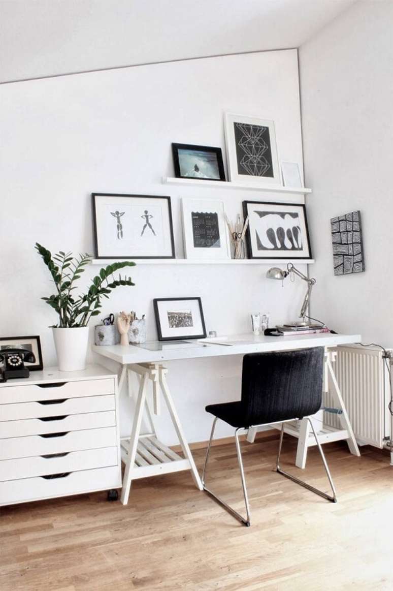 32. Modelos de cadeiras para escrit&oacute;rio branco decorado com prateleira para quadros &ndash; Foto: Casa&Diseno