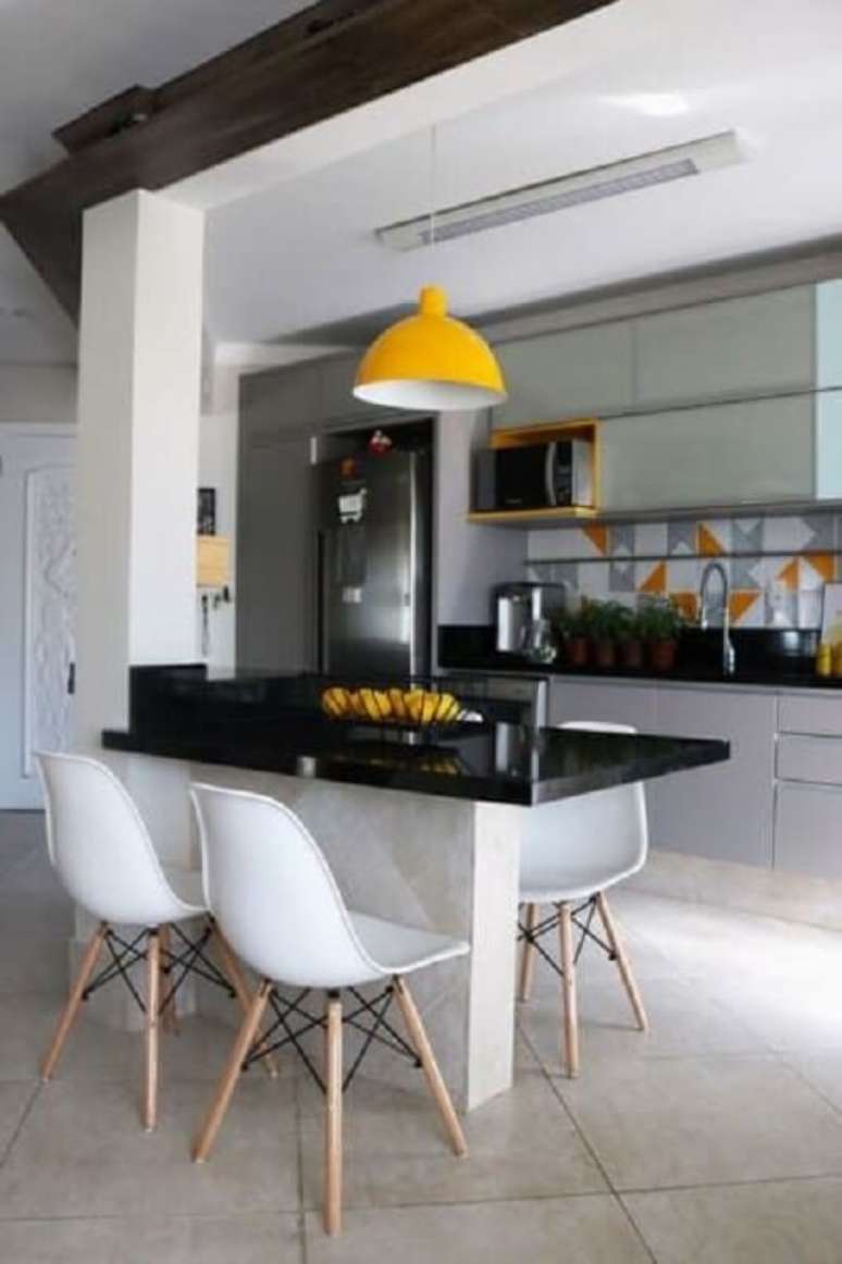 24. Modelos de cadeiras para cozinha americana decorada com moveis planejados &ndash; Foto: Decor F&aacute;cil