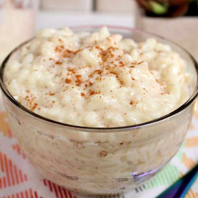 Aprenda como fazer arroz doce na cozinha.