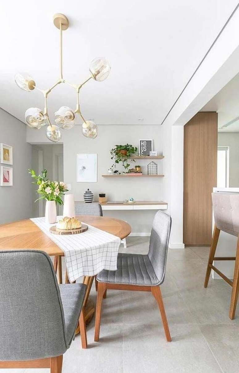 48. Modelos de cadeiras para sala de jantar clean decorada com mesa redonda de madeira &ndash; Foto: Houzz