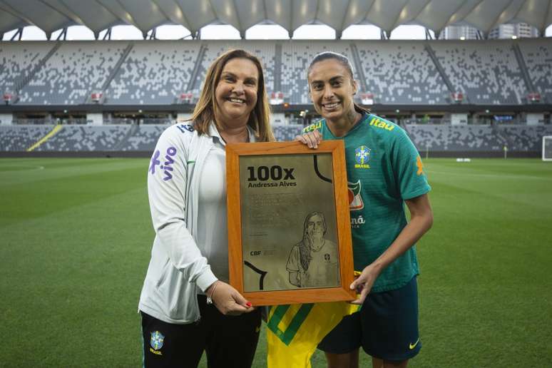 Duda Luizelli e Andressa Alves, homenageada pela marca de cem jogos com a camisa da Seleção Brasileira feminina.