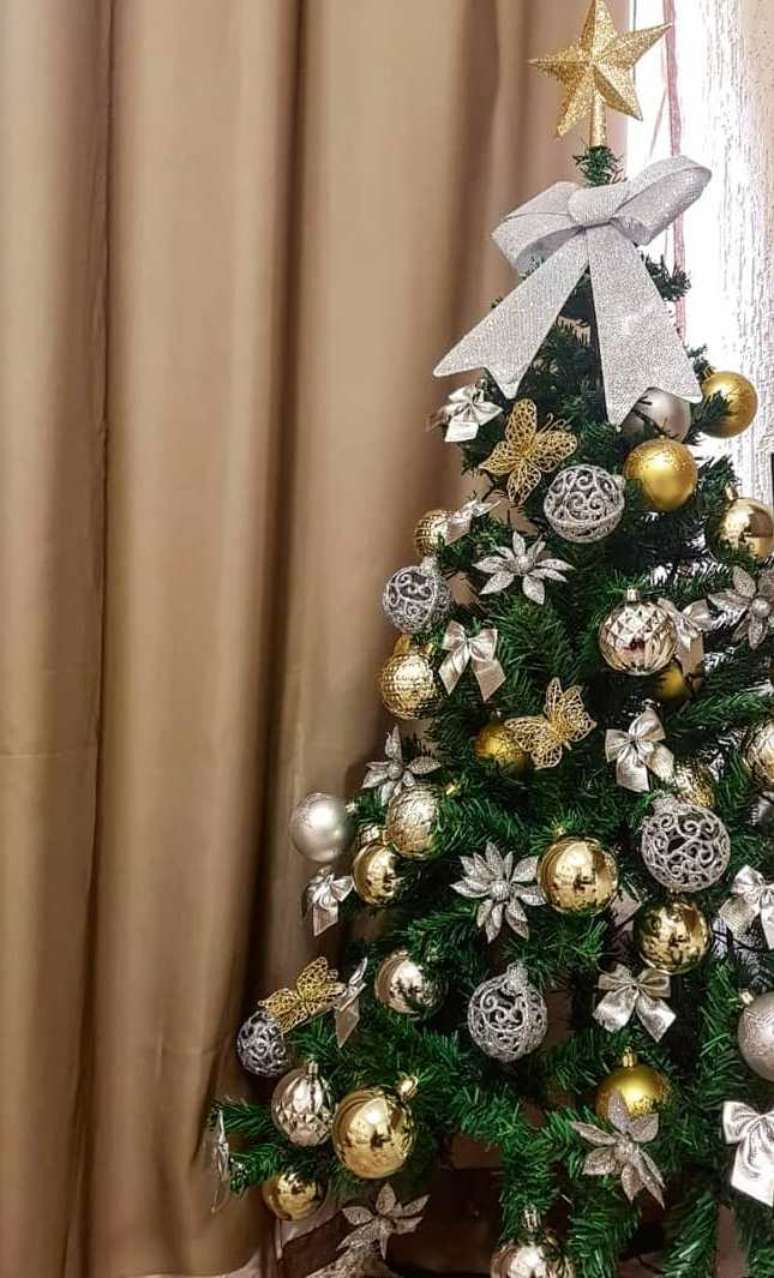 22. Laço grande para árvore de natal prata e dourada na sala de estar – Foto Eidy Carvalho