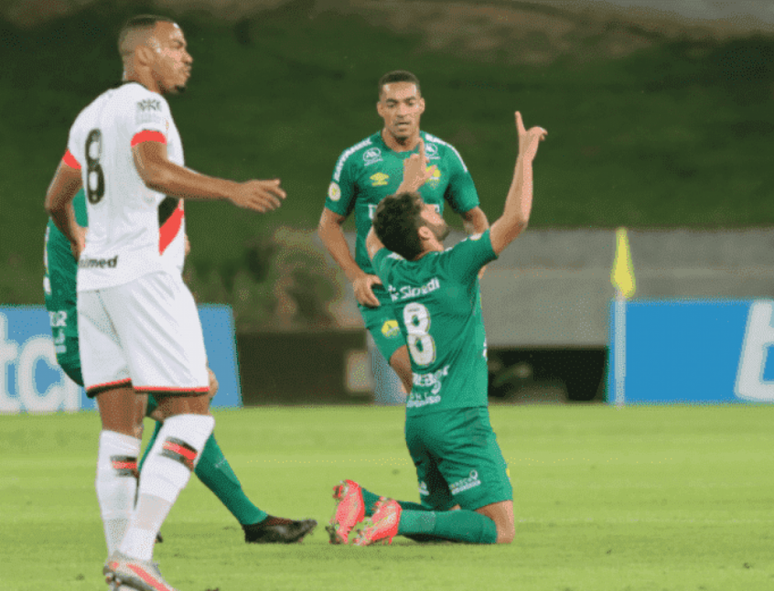 Pepê comemorando gol contra o Atlético Goianiense na vitória do Cuiabá por 2 a 1 pela 3ª rodada do Brasileirão 2021 (Créditos: Divulgação/AssCom Dourado)