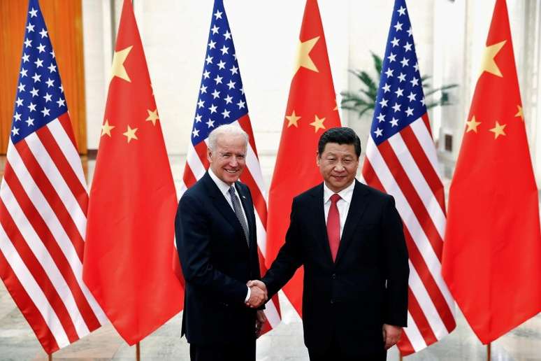 Joe Biden e Xi Jinping se cumprimentam durante encontro em Pequim em 2013
04/12/2013 REUTERS/Lintao Zhang/Pool