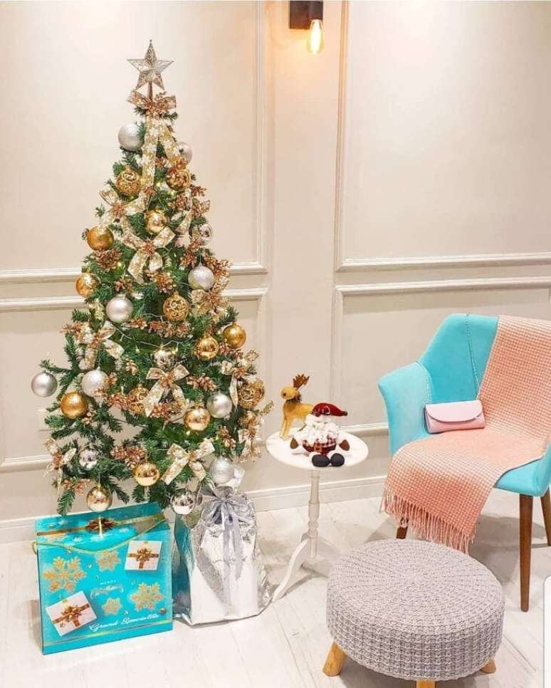 67. Sala moderna decorada com laços para árvore de natal dourada – Foto A casa do Parque