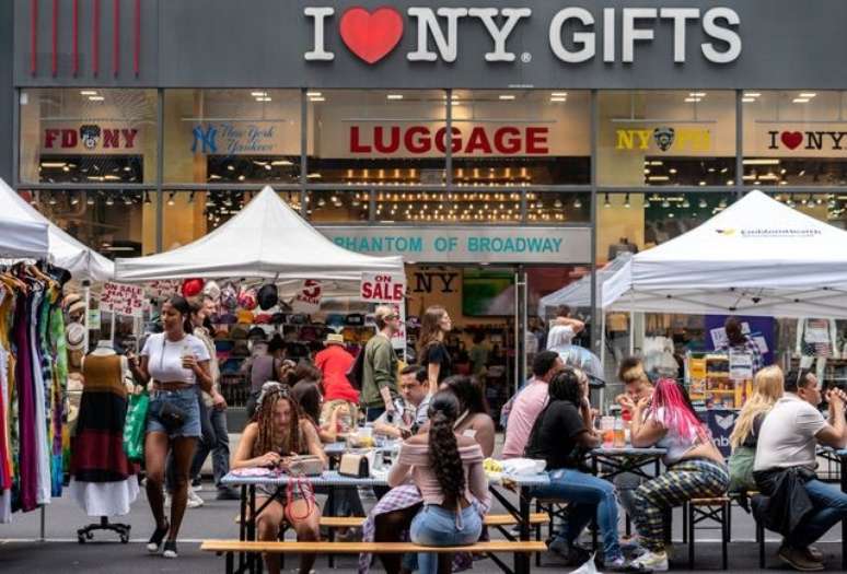Pessoas fazem compras em feira de rua perto do Times Square em Nova York, EUA
11/07/2021
REUTERS/Jeenah Moon
