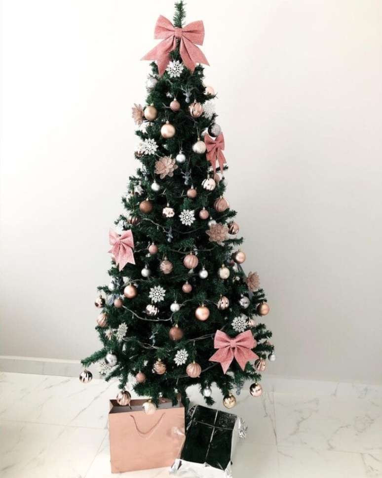 31. Laços para árvore de natal cor de rosa e prata – Foto 12 Comodos