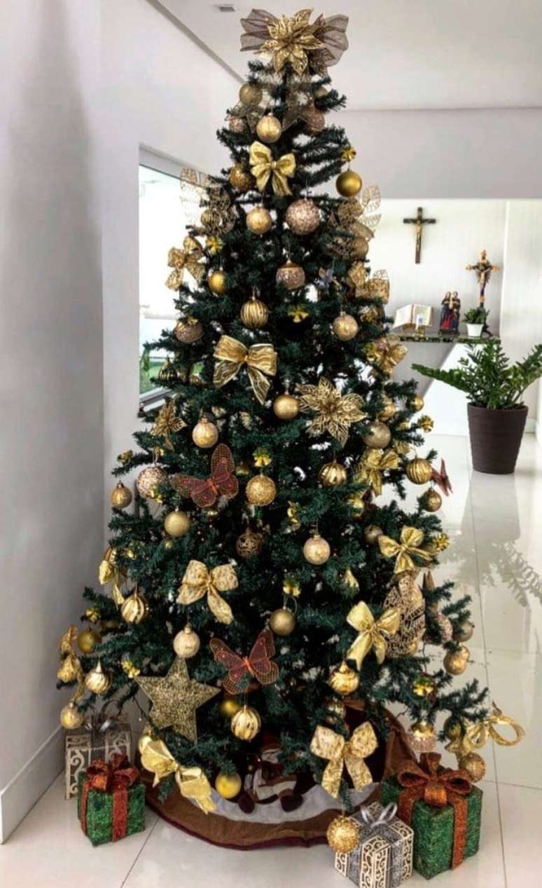 39. Laços para árvore de natal dourado para sala moderna – Foto Encanto na Mesa